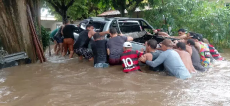 Rio transborda e inunda cemitério e casas em Juarez Távora (PB)