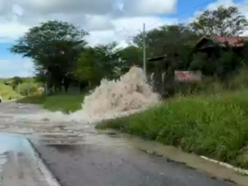 Rompimento de adutora alaga trecho da BR-232 e afeta abastecimento em Bezerros