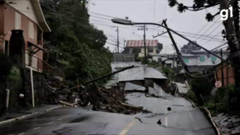 Rua desmoronada em Gramado continua destruída após 2 anos das enchentes
