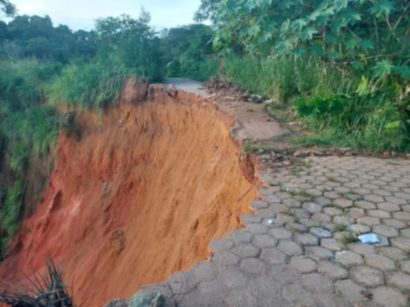 Rua é 'engolida' por voçoroca em Buriticupu; famílias fogem de cratera
