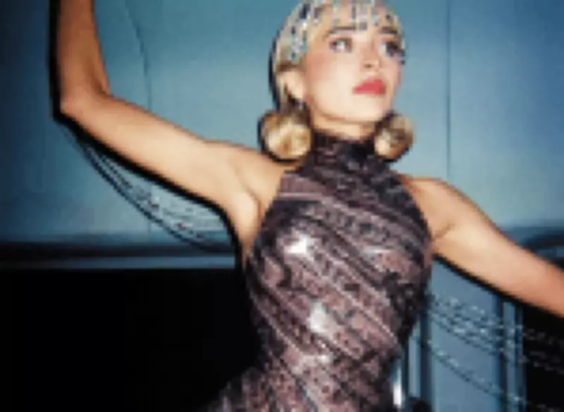Sabrina Carpenter no Met Gala 2026: look Dior homenageia Audrey Hepburn
