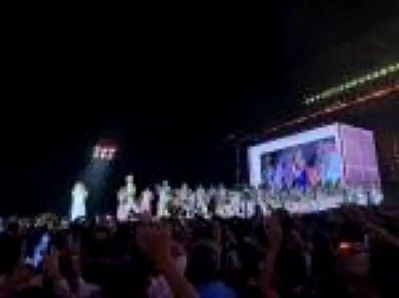 Shakira desafina com Maria Bethânia e público salva gafe musical em Copacabana
