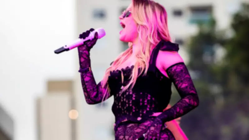 Show de Luísa Sonza na Virada Cultural tem chuva, desmaios e problemas técnicos