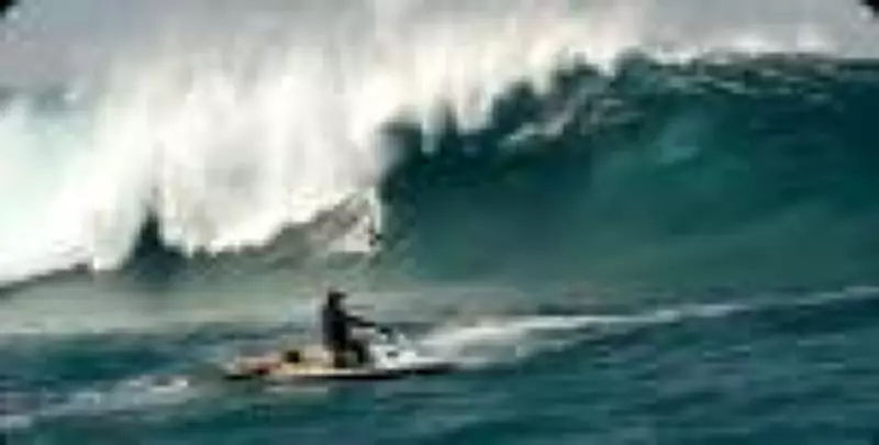 Surfista Michaela Fregonese quebra recorde com onda de 12,25 m em SC