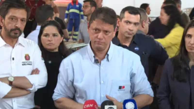 Tarcísio diz que Flávio Bolsonaro tem 'muitas questões' a explicar sobre caso Banco Master