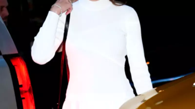 Taylor Swift desfila look branco da Retrofête em jantar com amigos em NY
