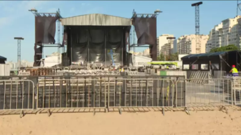 Técnicos desmontam palco de show da Shakira em Copacabana