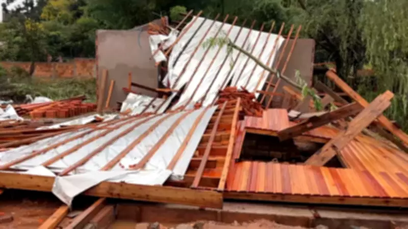 Temporal em Santana do Livramento deixa 100 casas destelhadas e cidade em emergência