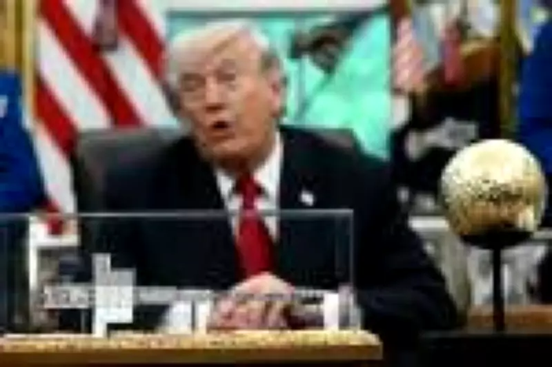 Trump zomba de orelhas do chefe da Nasa durante evento na Casa Branca