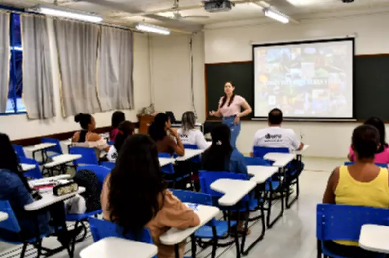 UFU abre processo seletivo para 15 professores substitutos com salários de até R$ 8,3 mil