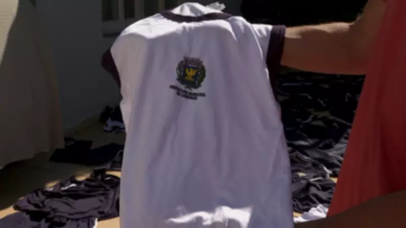 Uniformes escolares novos são achados em caçamba de lixo em Campinas