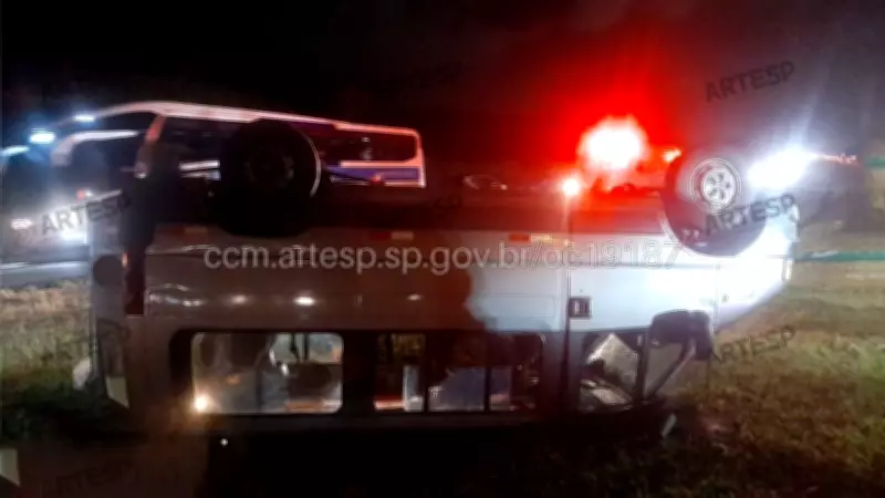 Van com 14 passageiros capota na Rodovia dos Bandeirantes em Jundiaí
