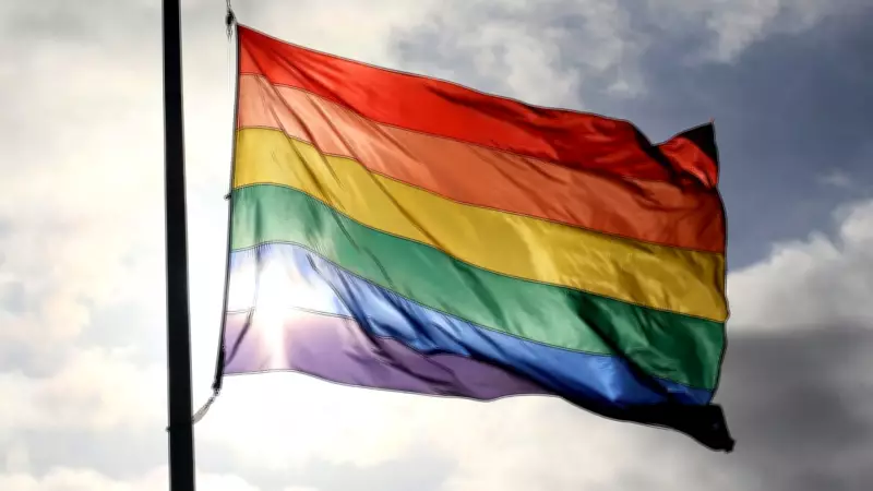 Vaticano ouve fiéis LGBTQIA+ e critica 'cura gay' em documento histórico