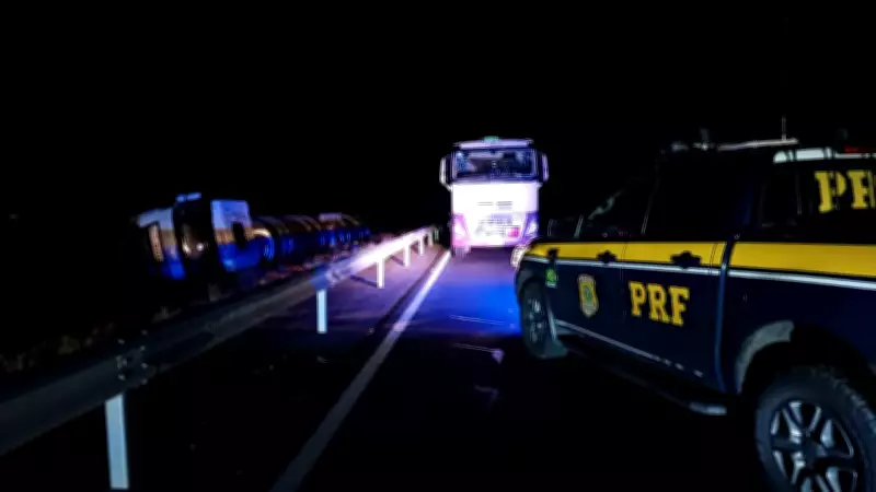 Vazamento de gasolina após tombamento de caminhão bloqueia BR-386