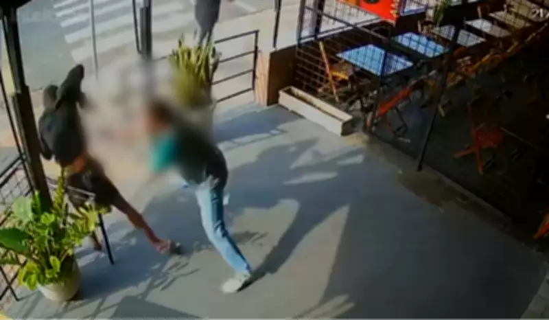 Vídeo mostra criminoso tentando assaltar bar e dois baleados em Campinas