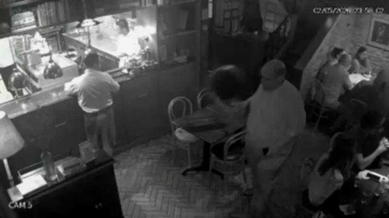 Vídeo mostra Ed Motta jogando cadeira em confusão em restaurante no Rio