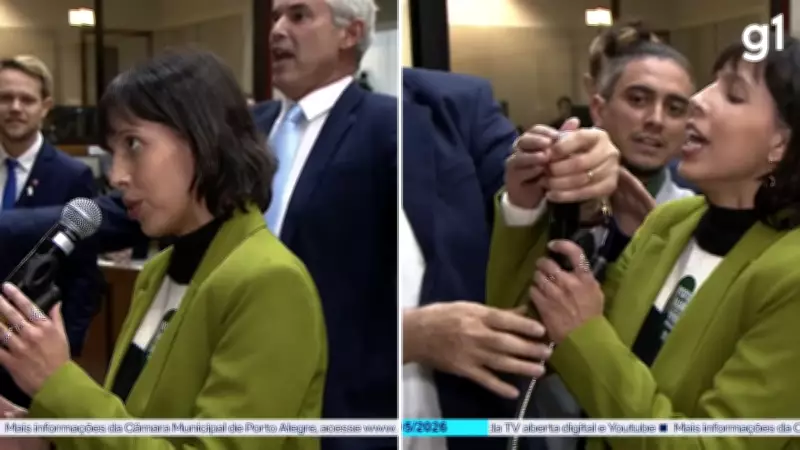 Vereador arranca microfone de vereadora que citou áudio de Flávio Bolsonaro em Porto Alegre
