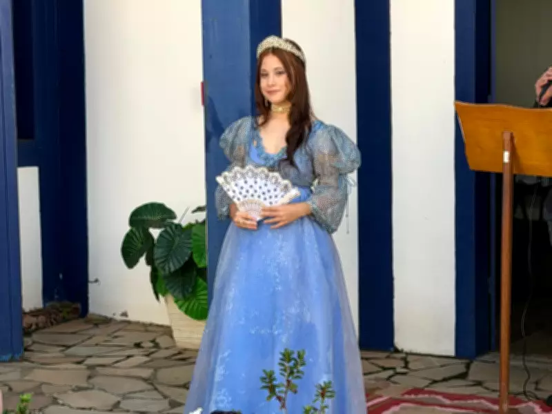 Vestido de Grazi Massafera como Dona Beja é doado a museu em Araxá