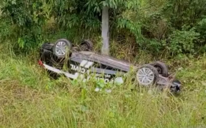 Viatura da Polícia Civil capota em Riachuelo após desviar de animal
