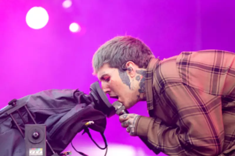 Vocalista do Bring Me the Horizon sofre concussão leve após ser atingido por celular