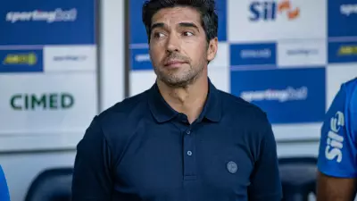 Abel Ferreira exibe dedo do meio a Flaco López em vitória do Palmeiras