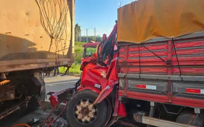 Acidente entre caminhões na BR-153 mata duas pessoas em Aparecida de Goiânia