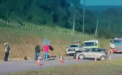 Acidente entre carro, caminhão e moto interdita rodovia SP-249 em Itapeva