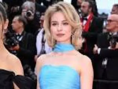 Atriz russa rouba a cena em Cannes com vestido que homenageia Lady Di