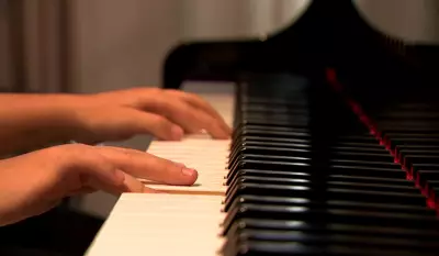 Aulas de música ajudam crianças a reduzir tempo em telas