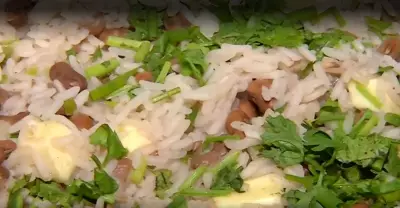 Baião de dois cremoso com carne de sol acebolada: receita tradicional