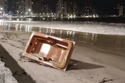Banheira surge em praia de São Vicente e intriga moradores