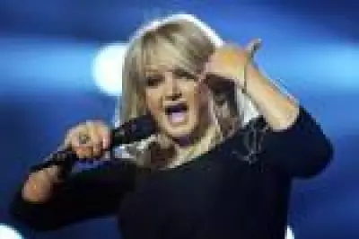 Bonnie Tyler em coma induzido após cirurgia intestinal de emergência