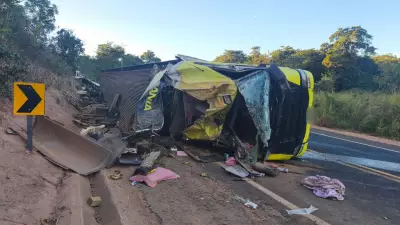 Caminhoneira ferida ao tombar carreta carregada com bananas na MGC-462 em Patrocínio