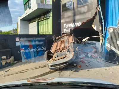 Carro capota e bate em muro de oficina mecânica em Sorocaba