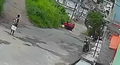 Carro capota em Itabuna após motorista esquecer freio de mão