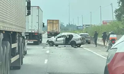 Carro capota na Via Dutra em Resende e deixa duas pessoas feridas