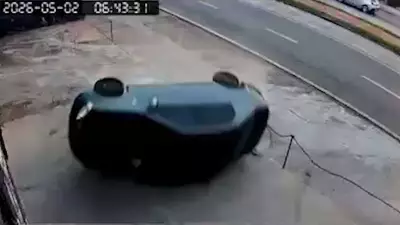 Carro em alta velocidade capota e atinge oficina mecânica em Sorocaba