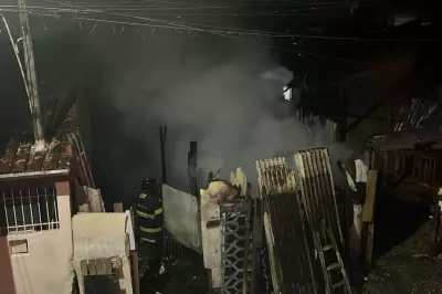 Casa de madeira é destruída por incêndio em Caraguatatuba, SP