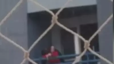 Casal é flagrado em ato obsceno em sacada de condomínio no RS