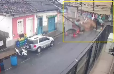 Casarão centenário desaba em Cantagalo e quase atinge carro; veja vídeo
