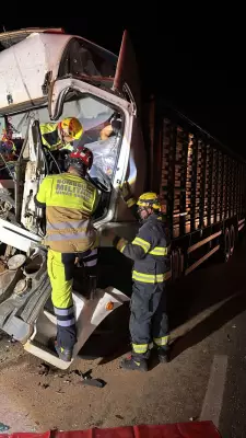 Colisão traseira entre caminhões deixa motorista preso às ferragens na BR-365