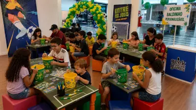 Crianças personalizam baldinhos e copos para a Copa no Pátio Limeira Shopping