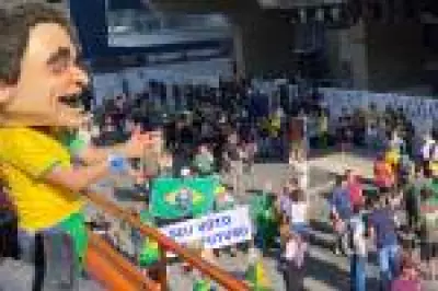 Direita conservadora realiza ato na Paulista com apoio a Flávio Bolsonaro