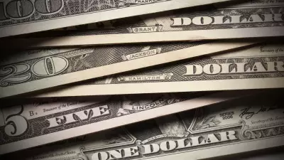 Dólar fecha acima de R$ 5 com alta semanal de 3,48%; Bolsa cai