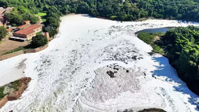Drone flagra Rio Tietê coberto por espuma branca em Salto (SP)