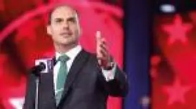 Eduardo Bolsonaro nega gestão financeira de filme sobre o pai nos EUA