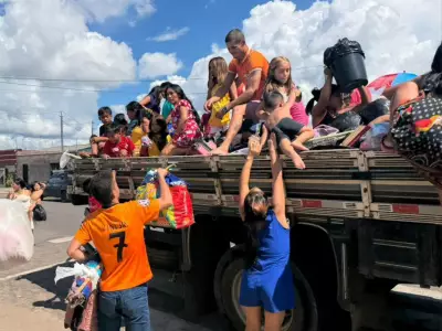 Famílias retornam para casa após cheia do Rio Juruá em Cruzeiro do Sul