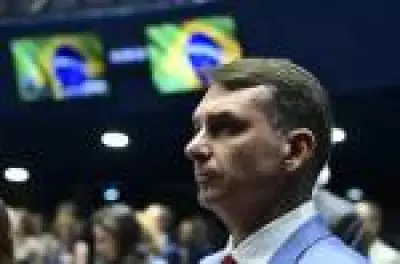 Flávio Bolsonaro admite ter pedido dinheiro a Vorcaro para filme sobre Bolsonaro