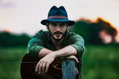 Gabriel Sater celebra 25 anos de carreira com feat de Jackson Antunes e Ivan Lins