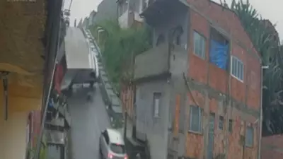 Homem salta de caminhão desgovernado segundos antes de tombar em Manaus